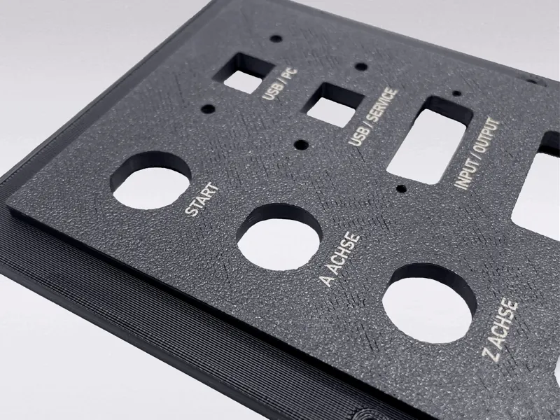 Lasermarkierter ASA-Kunststoff mit feiner Schrift und Logo