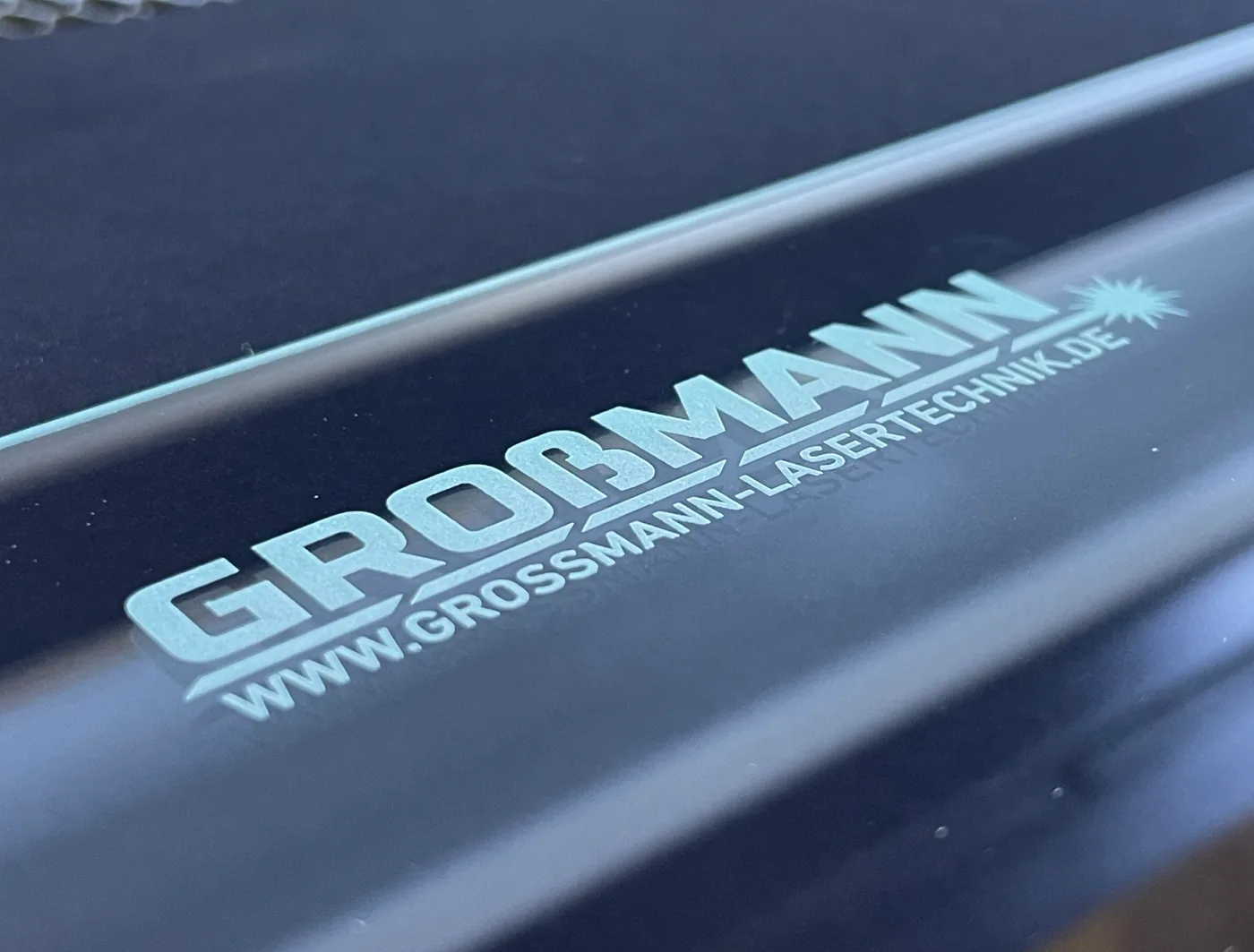 Kontrastreiche Glasgravur mit dem UV-Laser