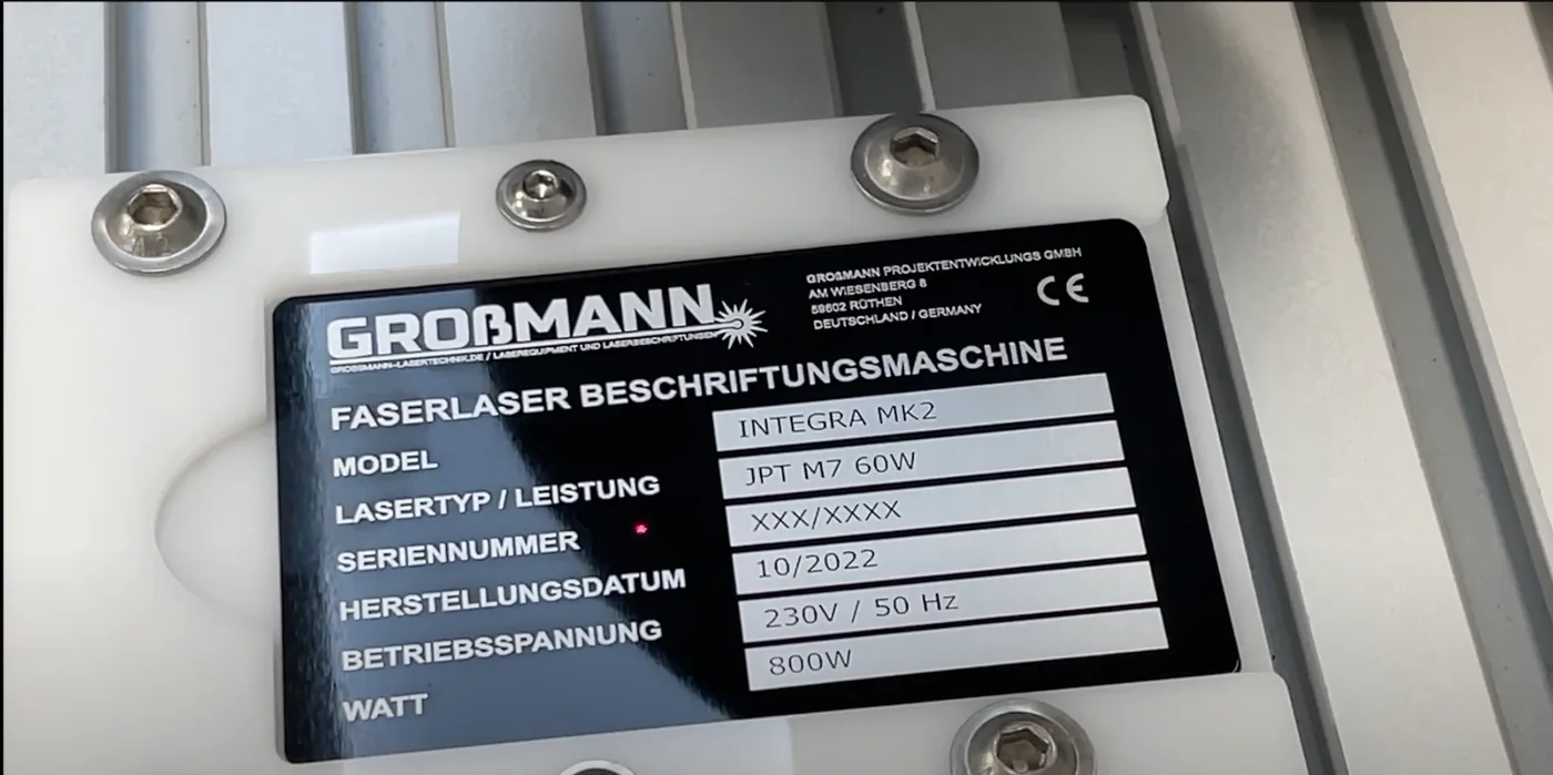 Lasergraviertes Typenschild einer Faserlaser-Beschriftungsmaschine mit Modell, Seriennummer und technischen Daten